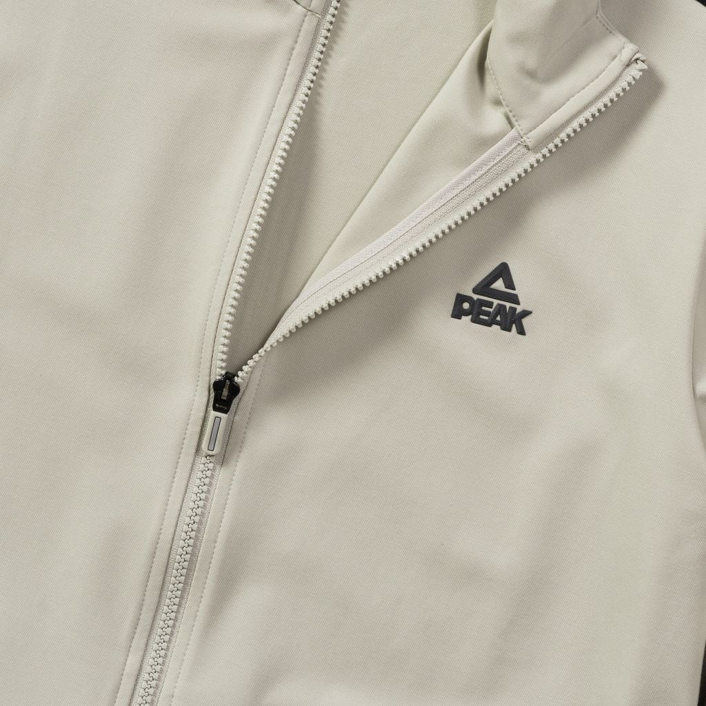 Détail de la veste du survêtement PEAK gris homme