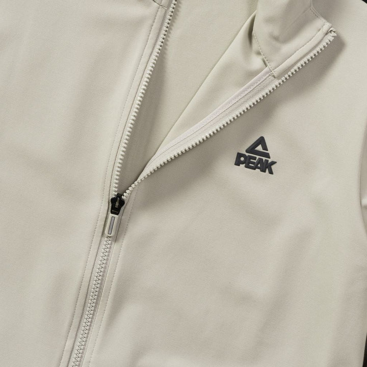Détail de la veste du survêtement PEAK gris homme