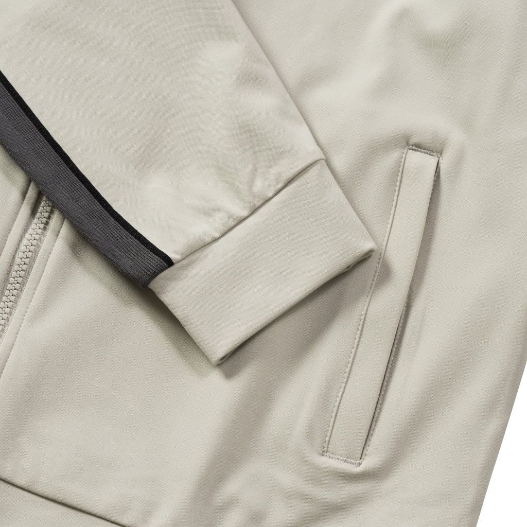 Détail du pantalon du survêtement PEAK gris homme
